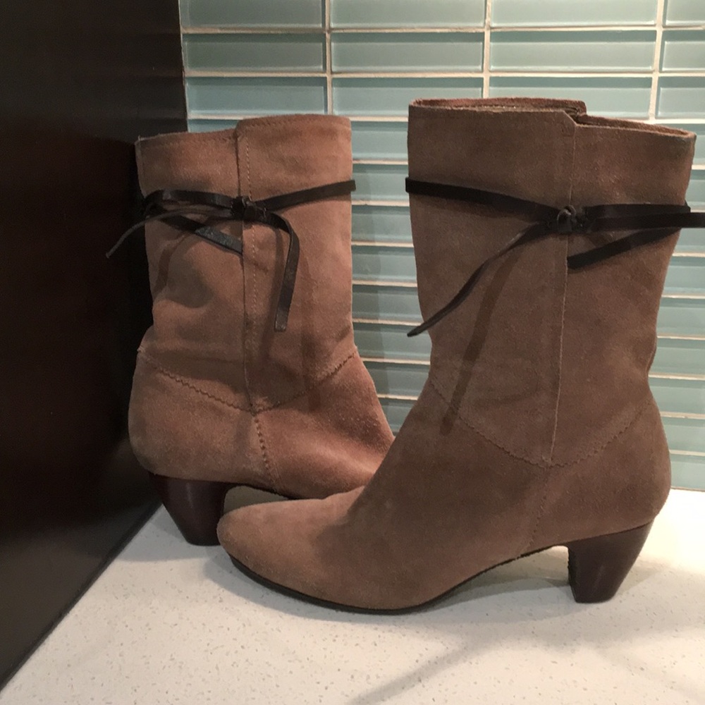 Cute Easy Spirit tan suede boots, size 7.5.